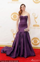 组图：艾丽森-汉尼根紫色礼服亮相艾美红毯