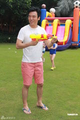 组图：钟镇涛女儿钟懿庆8岁生日 向父母逼婚明年机会最大