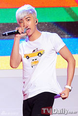 组图：2PM助威奥运 玉泽演手臂现伤痕