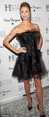 组图：姬伯乐蕾丝眼罩魅惑 不见男友克鲁尼疑情变