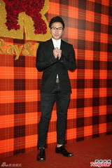 组图：黄小柔出嫁盼造人 穿低胸婚纱挽老公亮相