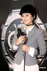 组图：黄奕亮相马球公开赛 骑马装帅气不乏妩媚