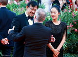 组图：威尼斯电影节开幕红毯 姜文携妻亮相