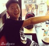 组图：50岁黄安18岁儿子近照曝光 帅气胜老爸