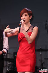 组图：陈珊妮见Kitty忘情卖萌