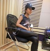 组图：吉克隽逸微博晒性感时尚生活照