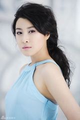 幻灯图：王雅捷春日写真 妆容脱俗展娴静气质 