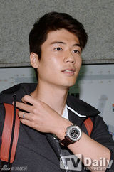 组图：韩惠珍奇诚庸现身机场秀甜蜜恩爱