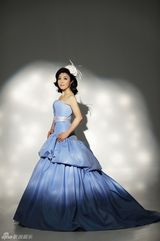 组图：刘媛媛拍宝蓝礼服写真 高贵典雅引领时尚