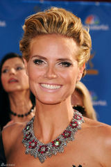 高清组图：艾美奖红毯 海蒂-克鲁姆光彩夺目