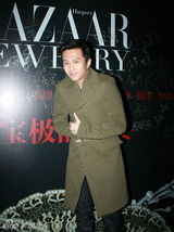 组图：邓超亮相时尚活动 释放迷人微笑