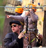 皮特朱莉带孩子公园玩耍 希洛玩滑轮十足小萌娃(图)