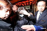 高清图：米雪出席尹志强葬礼 悲伤过度需亲友搀扶