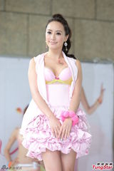 组图：人妻关颖性感挤奶 不怕老公吃醋