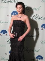 组图：范冰冰戛纳出席珠宝活动 抹胸礼服显高贵