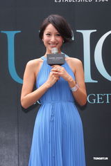 组图：蒋怡蓝色洋装亮相 只等男友求婚