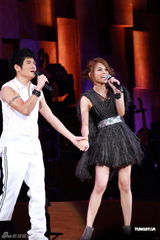 组图：曹格个唱力证与侧田兄弟情 刘德华低调助阵