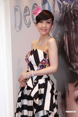 组图：周慧敏低胸拖尾长裙现身 否认给老公赚钱