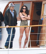 组图：林赛-罗韩豹纹比基尼现身片场