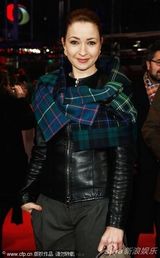 组图：《仁慈》首映 制片人秀性感风头盖过女主角