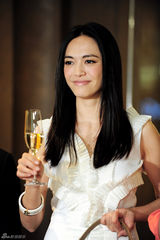 组图：姚晨白裙优雅清新 透露新电影计划