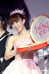 组图：郭书瑶发专辑粉嫩庆功 自曝曾苦等周董签名