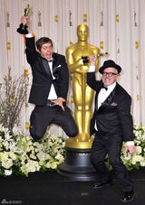 高清组图：奥斯卡后台获奖众星举金人光彩照人