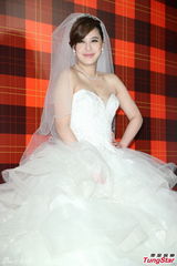 组图：黄小柔出嫁盼造人 穿低胸婚纱挽老公亮相