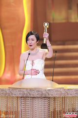 组图：黄子华田蕊妮获视帝后 张智霖获最喜爱奖