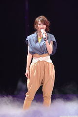 高清组图：Hebe献唱气质逼人 烟雾缭绕宛如仙女下凡