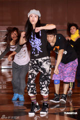 幻灯图集：Twins为个唱彩排 陈伟霆容祖儿探望加油