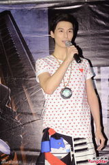 组图：严爵个唱秀舞技 打死不肯脱衣露腹肌