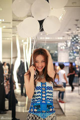 组图：张俪参加时尚派对 玩性大发做爆米花