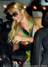 组图：帕丽斯与小男友车内寻欢 飞扑热吻激情四射