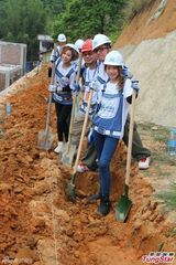 组图：邓丽欣行善亲自为村民建家园