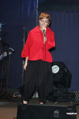 组图：容祖儿睽违11年台北开唱 一身大红烧乌龟