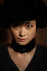 高清组图：李宇春针织衫写真 戴圆球帽表情搞怪