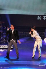 高清图：萧亚轩低胸黑裙秀身材 中性装扮劲歌热舞