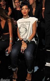 组图：蕾哈娜出街轻松惬意 穿太保守反而认不出