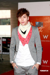 幻灯图：阿娇“艳照”后首做女主角 与陈伟霆鸳鸯浴戏