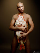 组图：吉莲·安德森拍大片 身缠康吉鳗全裸上阵