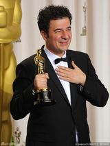 高清组图：奥斯卡后台获奖众星举金人光彩照人