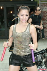 组图：陈钰芸秀性感耍双节棍 盼当女版李小龙