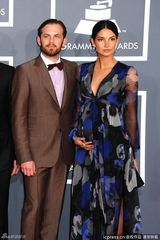 高清图：格莱美红毯超模莉莉-奥尔德里奇挺大肚