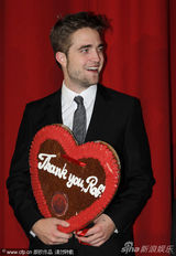 组图：帕汀森与泰勒宣传《暮光》举心形牌谢粉丝