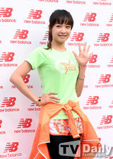 组图：f(x)宋茜等助阵马拉松 运动服展青春活力