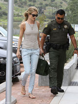 高清组图：惠特莉和男友杰森亮相 牛仔裤秀长腿