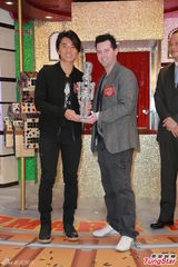 组图：郑伊健获赠水晶机器人 童心未泯最爱游戏