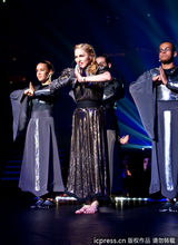 组图：麦当娜上演限制级 边跳边脱蹭猛男