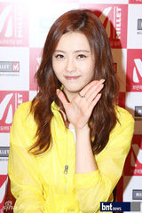 组图：韩星高雅拉出席粉丝签名会为粉丝送礼